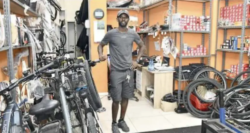 L’officina di Mamadou compie cinque anni: «Una scommessa vinta»