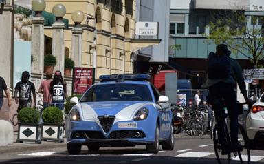 Bolzano, spacca il finestrino e ruba le borse: arrestato dalla polizia