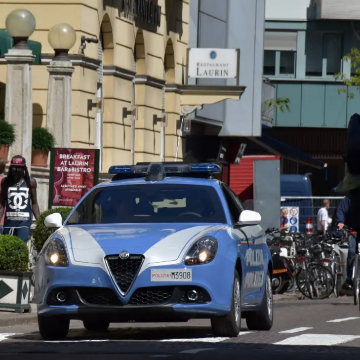 Bolzano, spacca il finestrino e ruba le borse: arrestato dalla polizia
