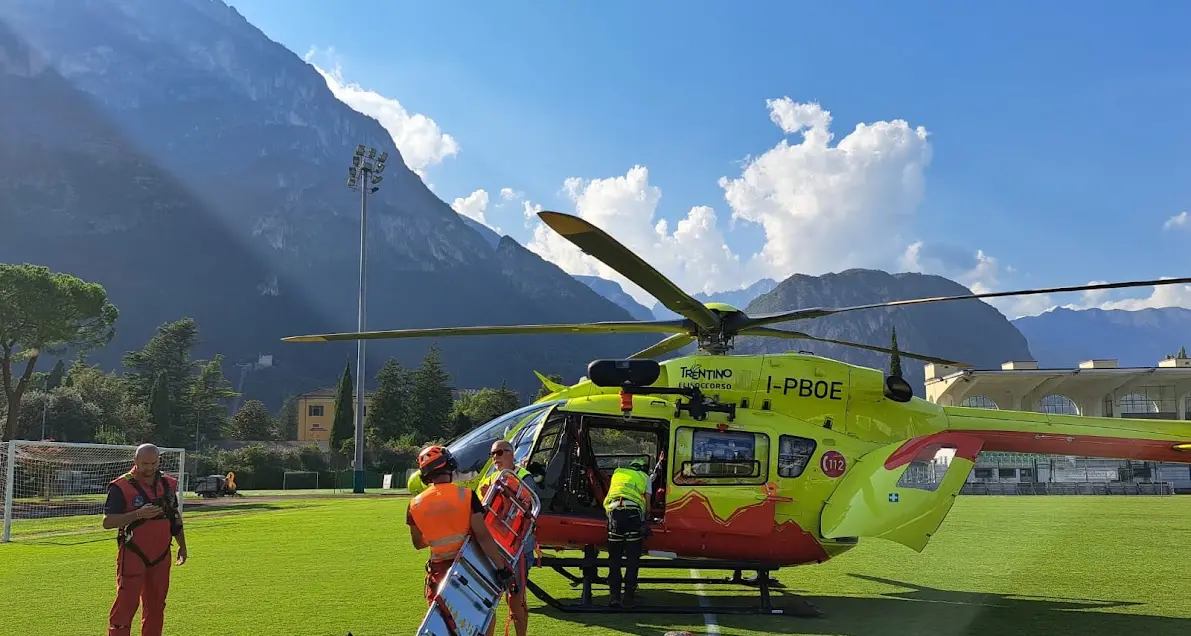 Escursionista danese cade per 70 metri nel bosco a Tenno e muore