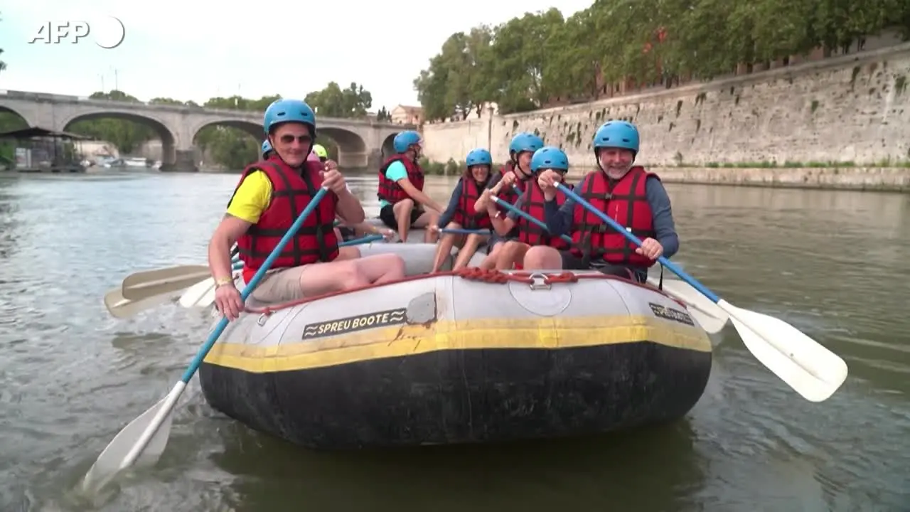 Roma, il rafting sul Tevere rinfresca i turisti accaldati