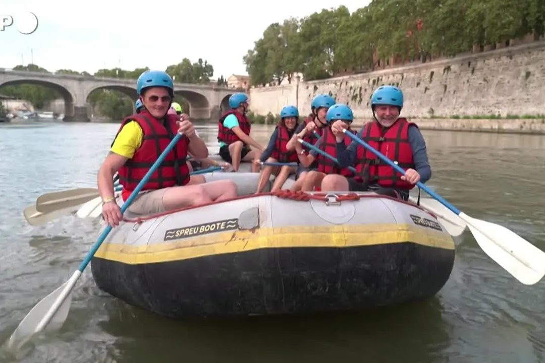 Roma, il rafting sul Tevere rinfresca i turisti accaldati