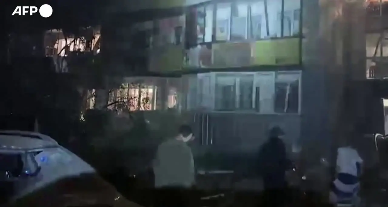 Massiccio attacco su Kiev, i servizi di emergenza in azione
