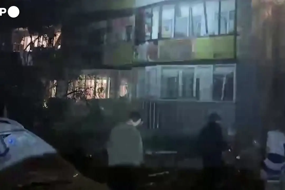 Massiccio attacco su Kiev, i servizi di emergenza in azione
