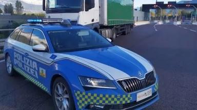 A22, zig zag tra le corsie e fuga dalla pattuglia: arrestata