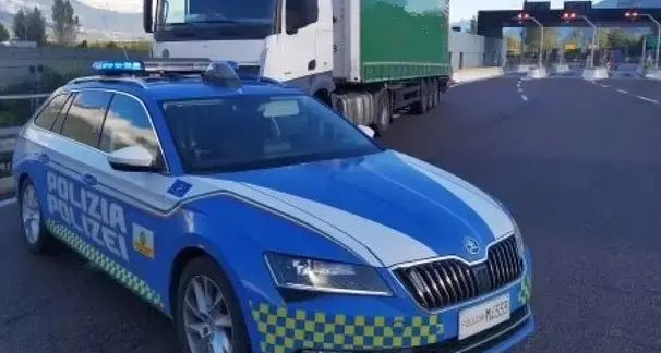 A22, zig zag tra le corsie e fuga dalla pattuglia: arrestata