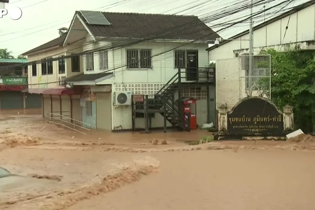 Forti piogge in Thailandia, strade sommerse nella provincia di Nan