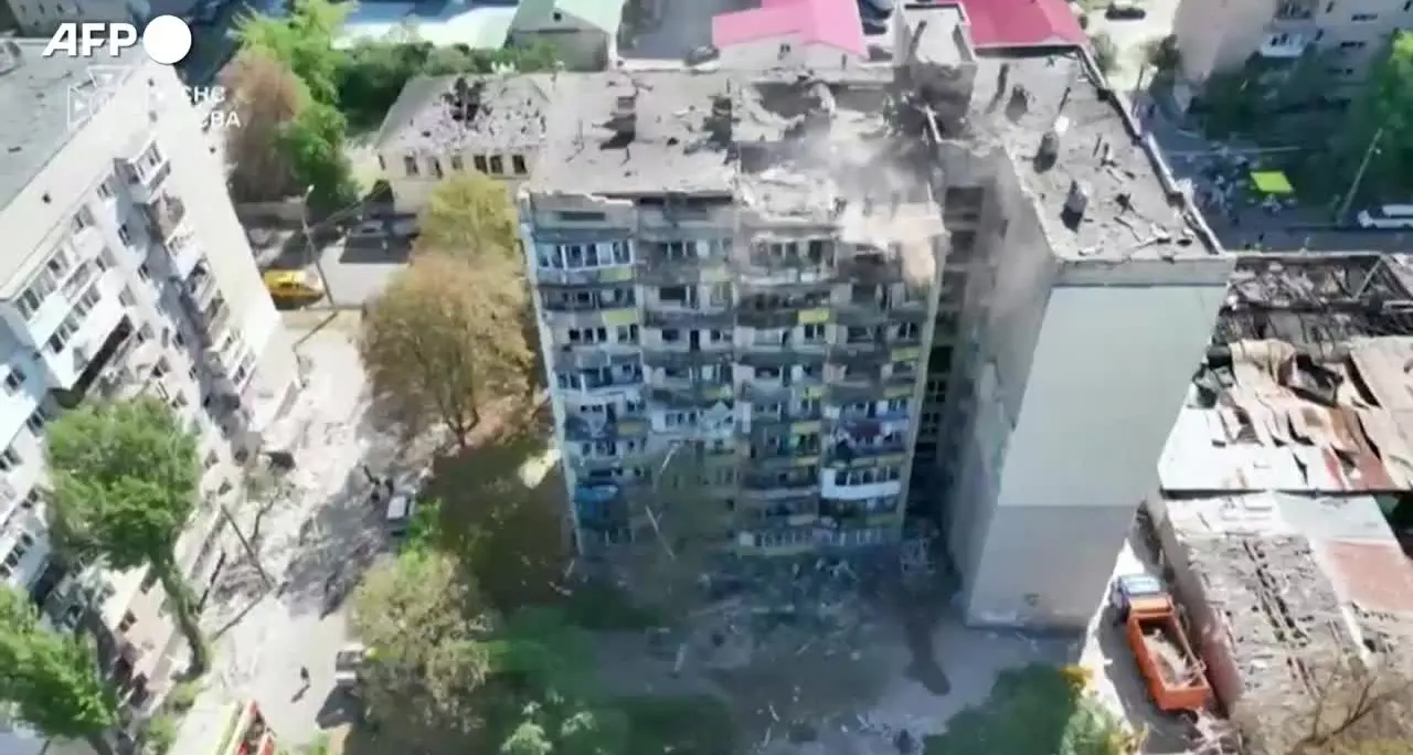 Ucraina, continuano le operazioni di ricerca dopo l'attacco russo a Kiev