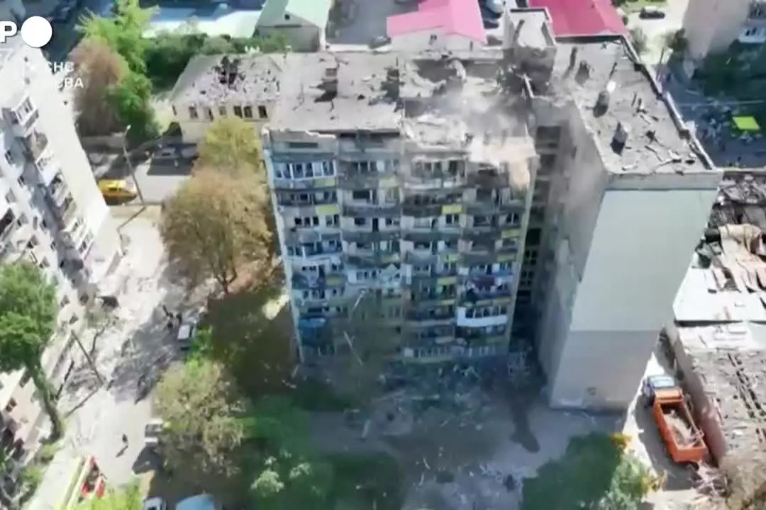 Ucraina, continuano le operazioni di ricerca dopo l'attacco russo a Kiev