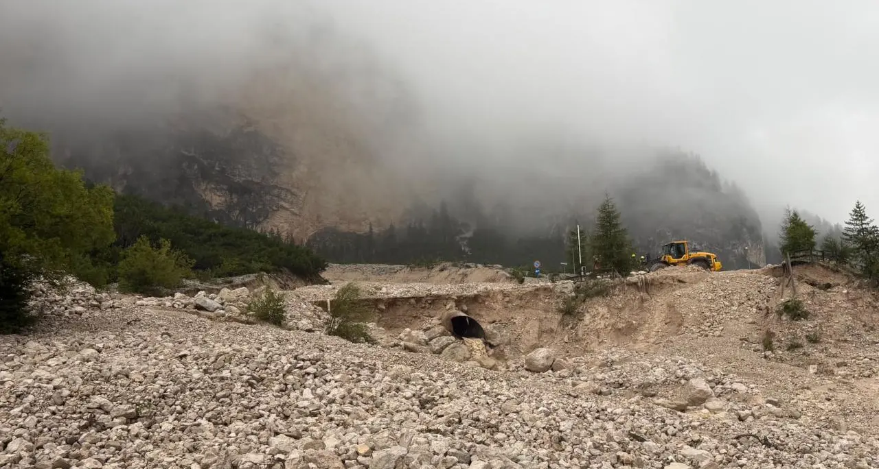 San Cassiano, nuova frana dopo i temporali: strada chiusa e 150 evacuati