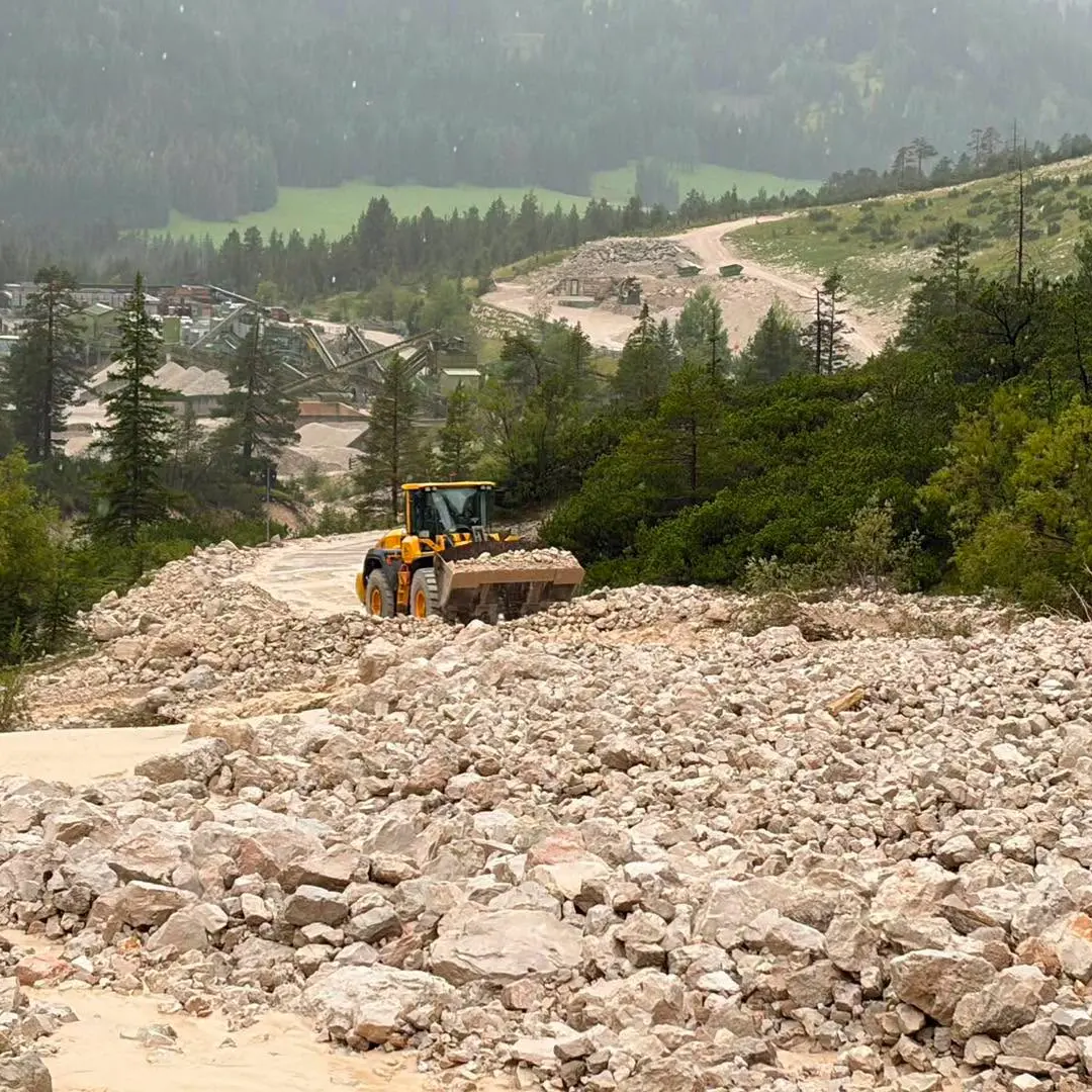 San Cassiano: le immagini dell'imponente colata di fango, detriti e massi