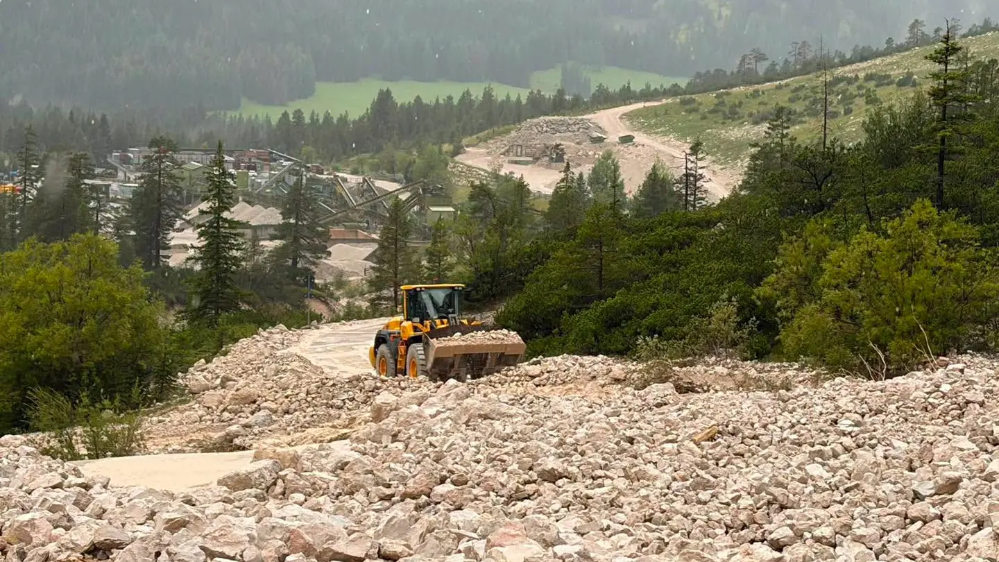 San Cassiano: le immagini dell'imponente colata di fango, detriti e massi