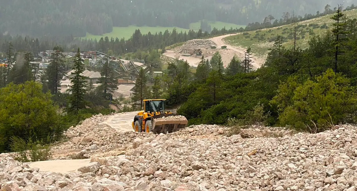 San Cassiano: le immagini dell'imponente colata di fango, detriti e massi
