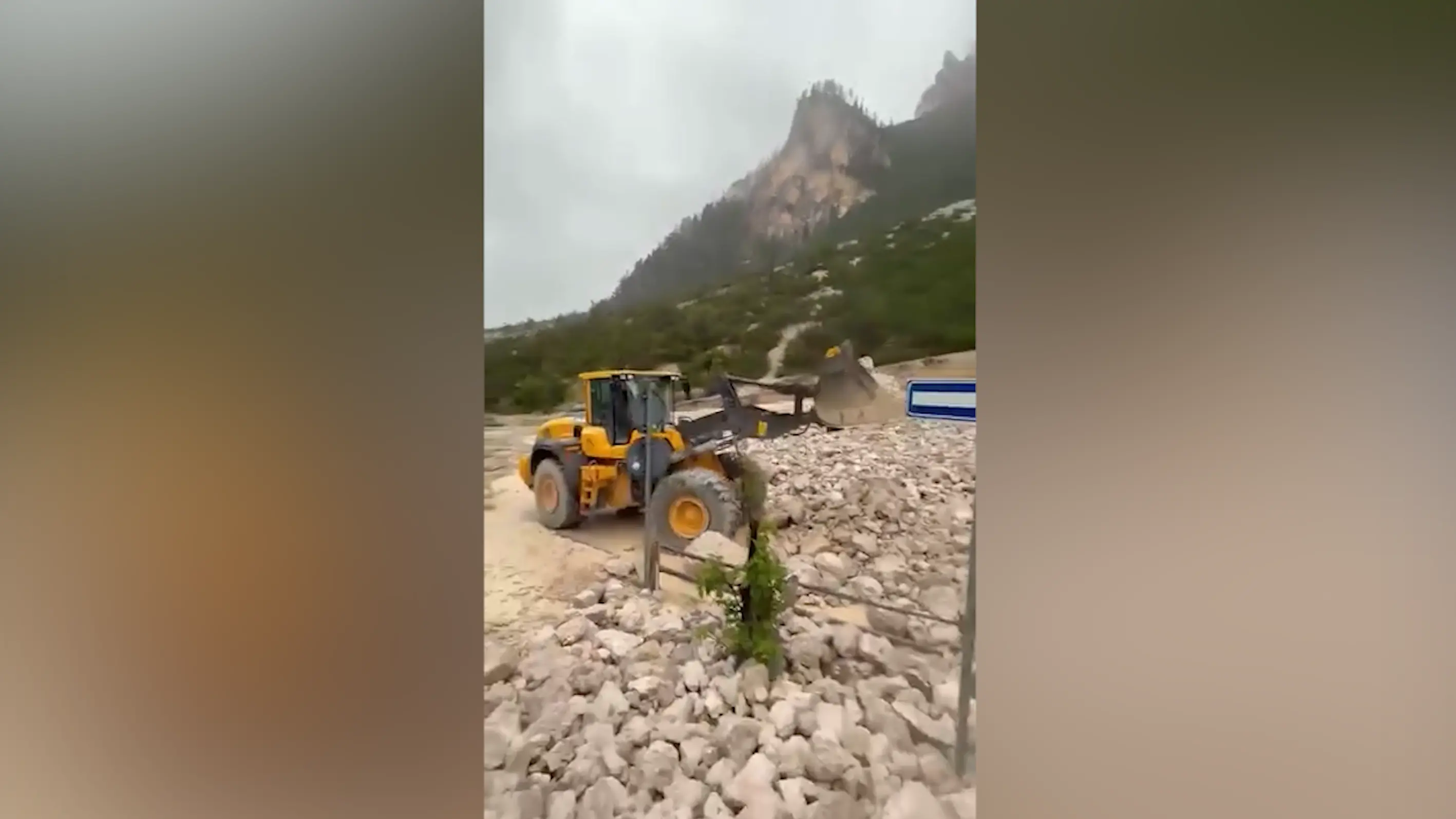 Colata di fango a San Cassiano: i vigili del fuoco al lavoro tra i detriti