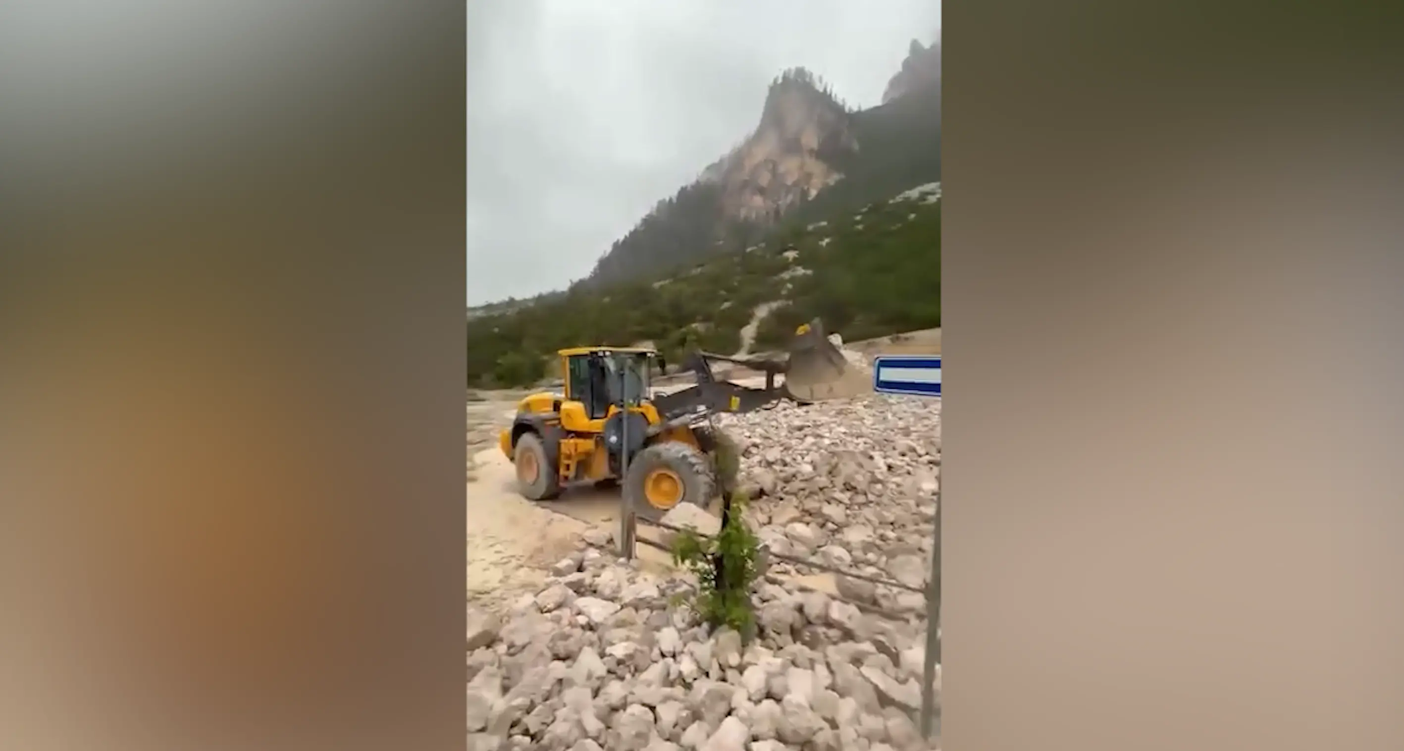 Colata di fango a San Cassiano: i vigili del fuoco al lavoro tra i detriti