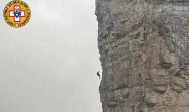 Alpinista bloccato nel vuoto, salvataggio spettacolare nelle Dolomiti Friulane