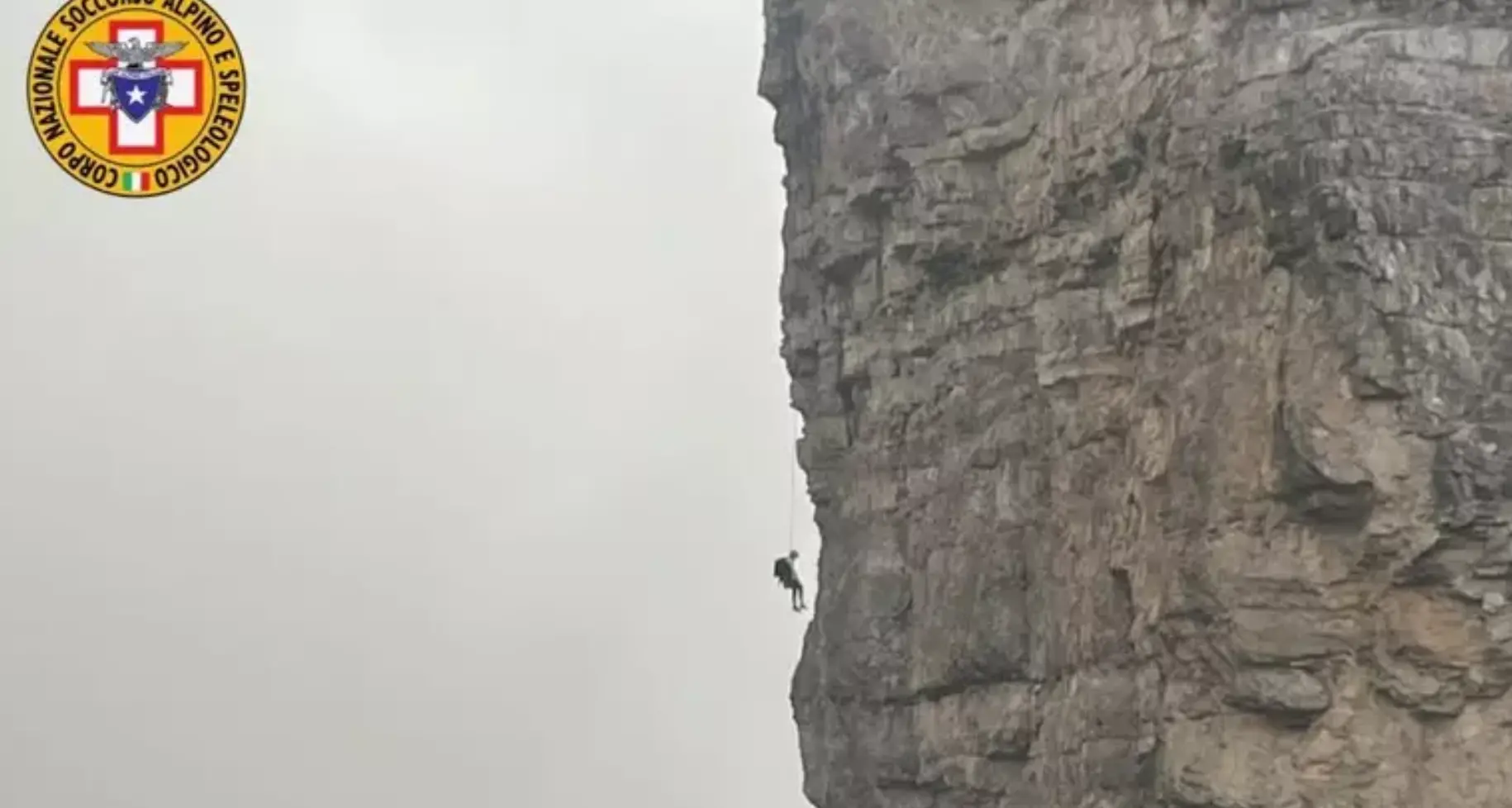 Alpinista bloccato nel vuoto, salvataggio spettacolare nelle Dolomiti Friulane