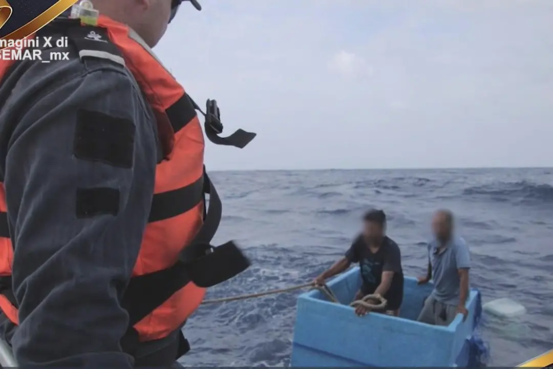Alla deriva nell'oceano su una ghiacciaia, marina messicana salva due pescatori