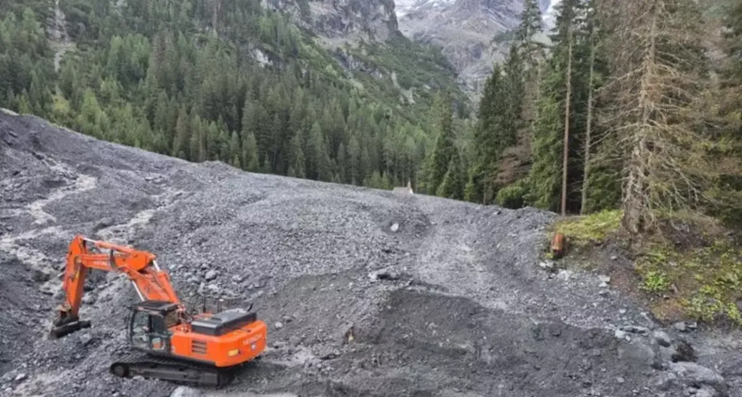 Da 20.000 a 30.000 metri cubi di detriti hanno ostruito il Rio Vedretta del Circo