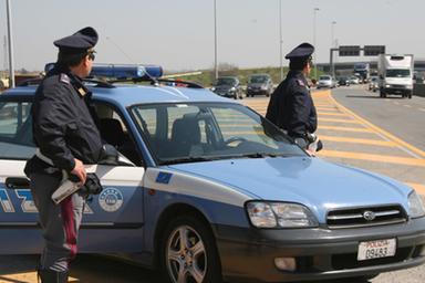 Inseguimento sull'A22: scontro con la polizia, poi fugge a piedi