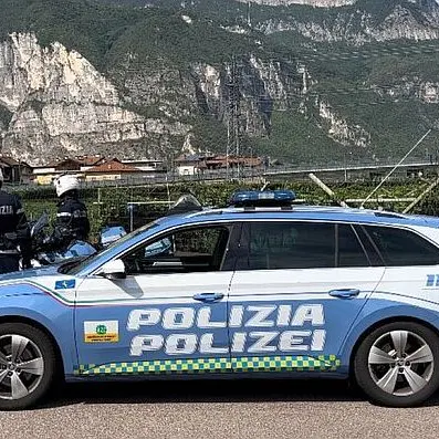 Inseguimento sull'A22: scontro con la polizia, poi fugge a piedi
