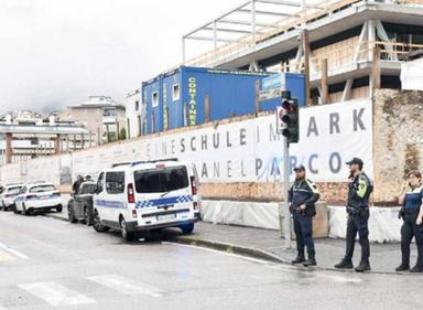 Travolta da una moto dopo lo scontro con un’auto: è grave