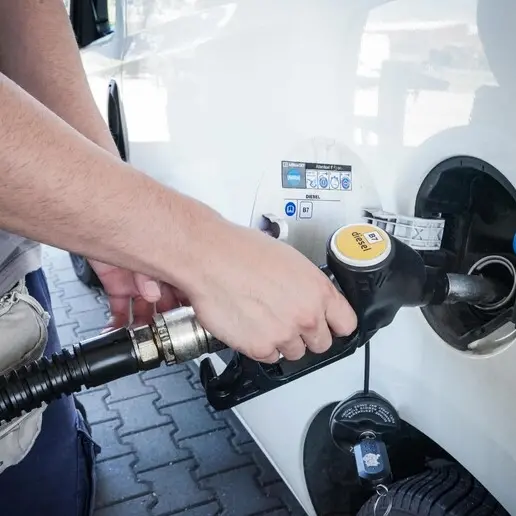 Benzina e diesel più cari, in autostrada il gasolio arriva a 2,20 euro