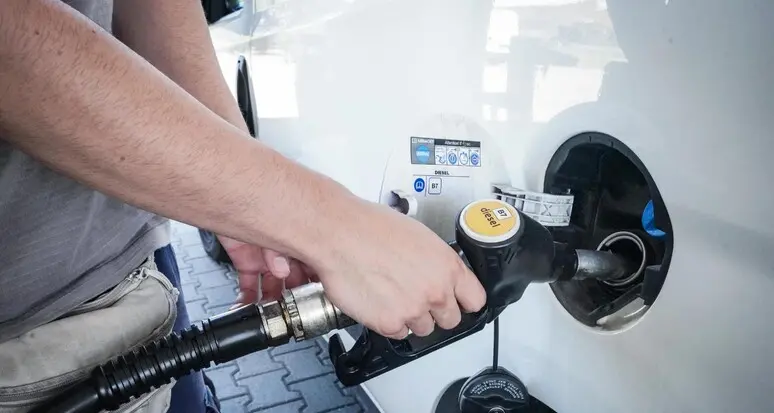 Benzina e diesel più cari, in autostrada il gasolio arriva a 2,20 euro