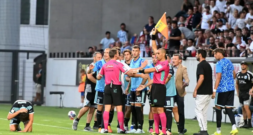 Südtirol-Entella: rosso a Stabile e brivido prima dell’intervallo