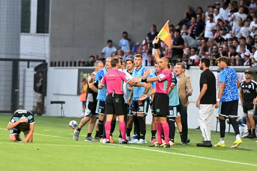 Südtirol-Entella: rosso a Stabile e brivido prima dell’intervallo