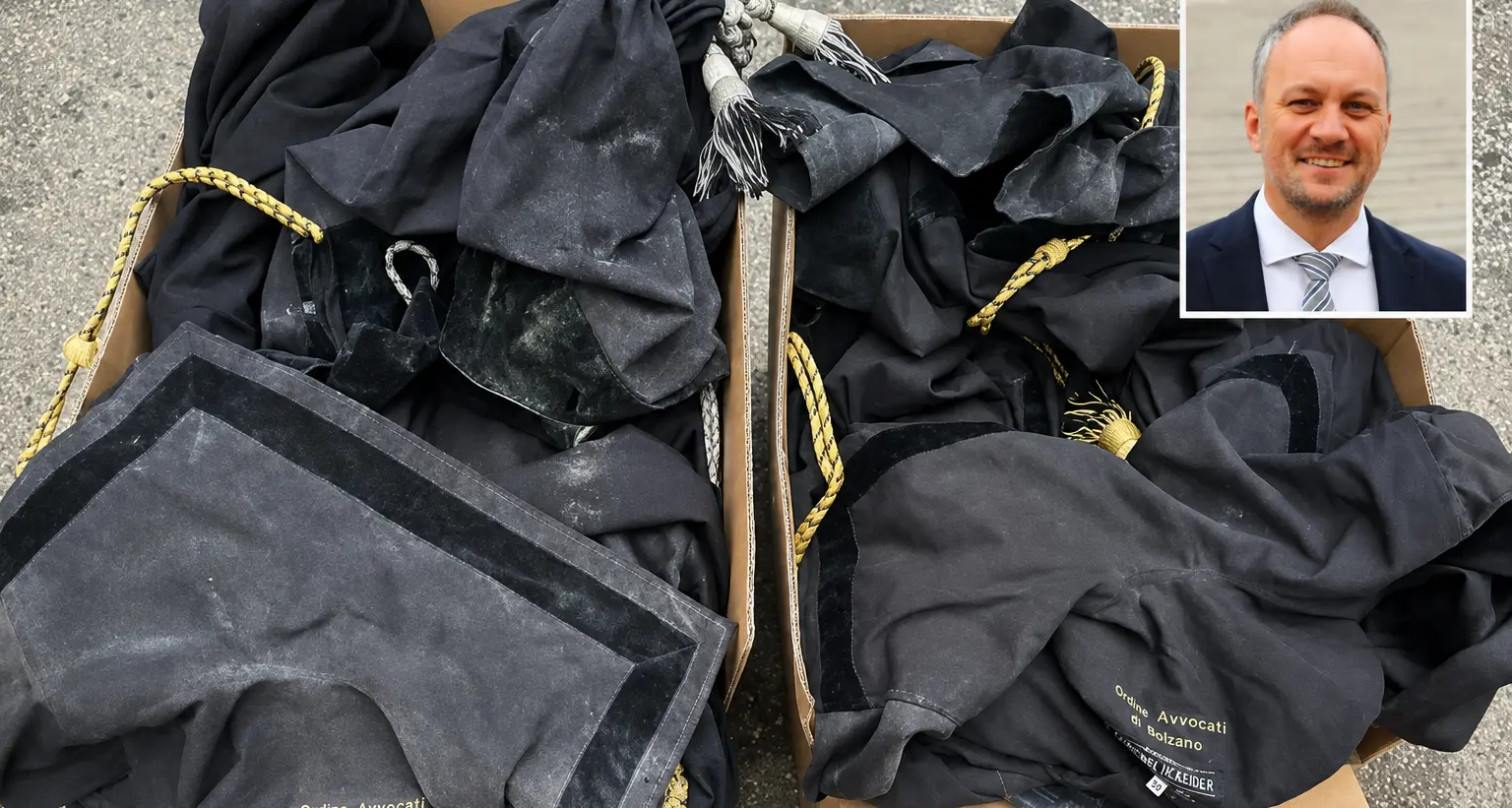 Le toghe recuperate tra le macerie del tribunale