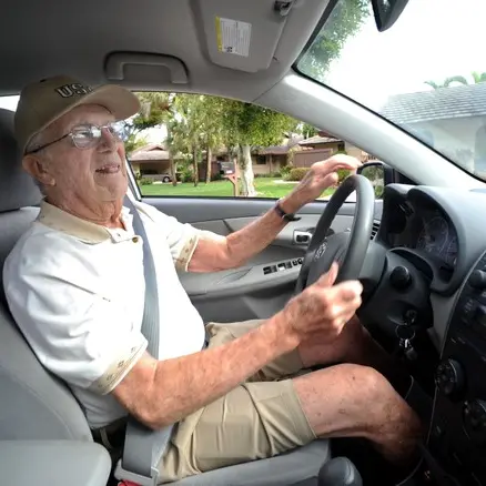 Guidare oltre gli 85 anni: proposta di limitazione a 100 km dalla residenza