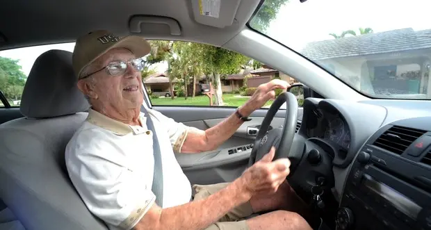 Guidare oltre gli 85 anni: proposta di limitazione a 100 km dalla residenza