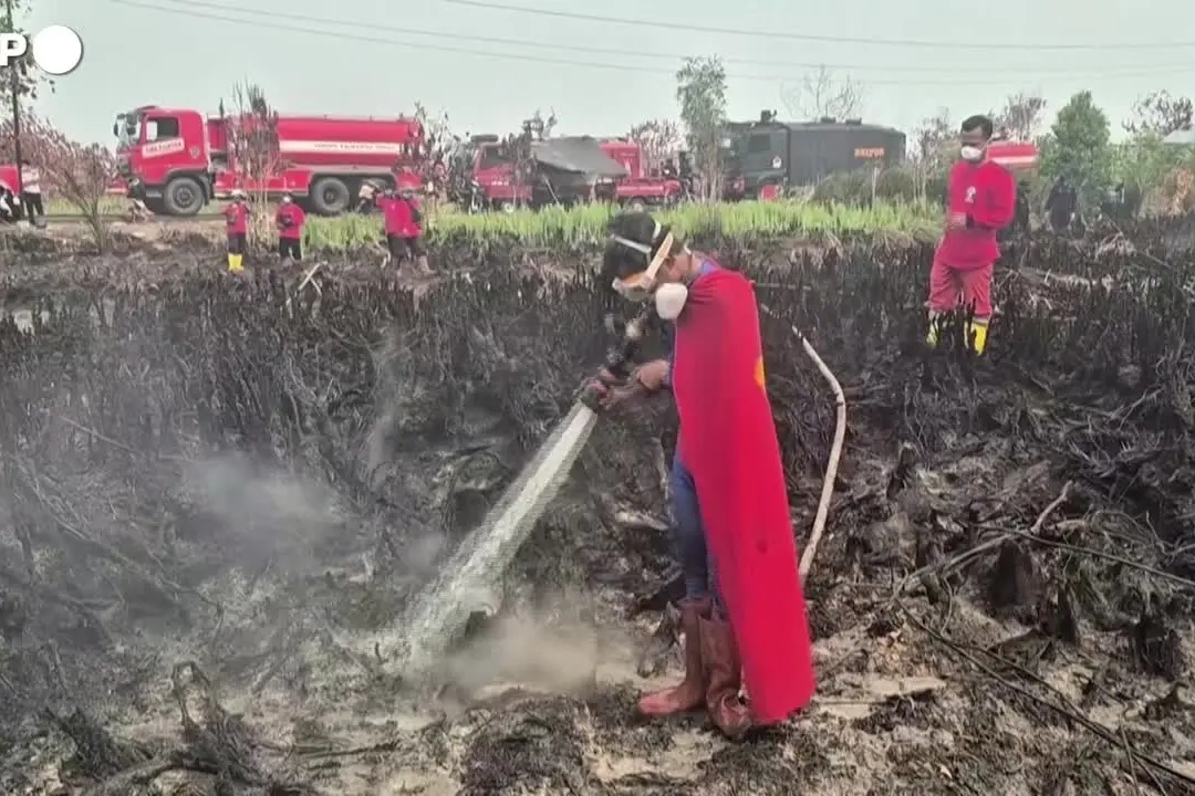 Indonesia, a 17 anni combatte gli incendi con il costume di Superman