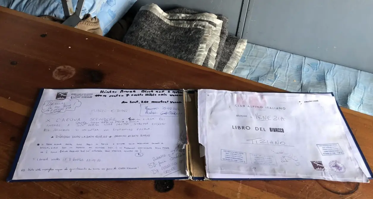 Dolomiti, vandali nei bivacchi: libri strappati e materassi gettati fuori