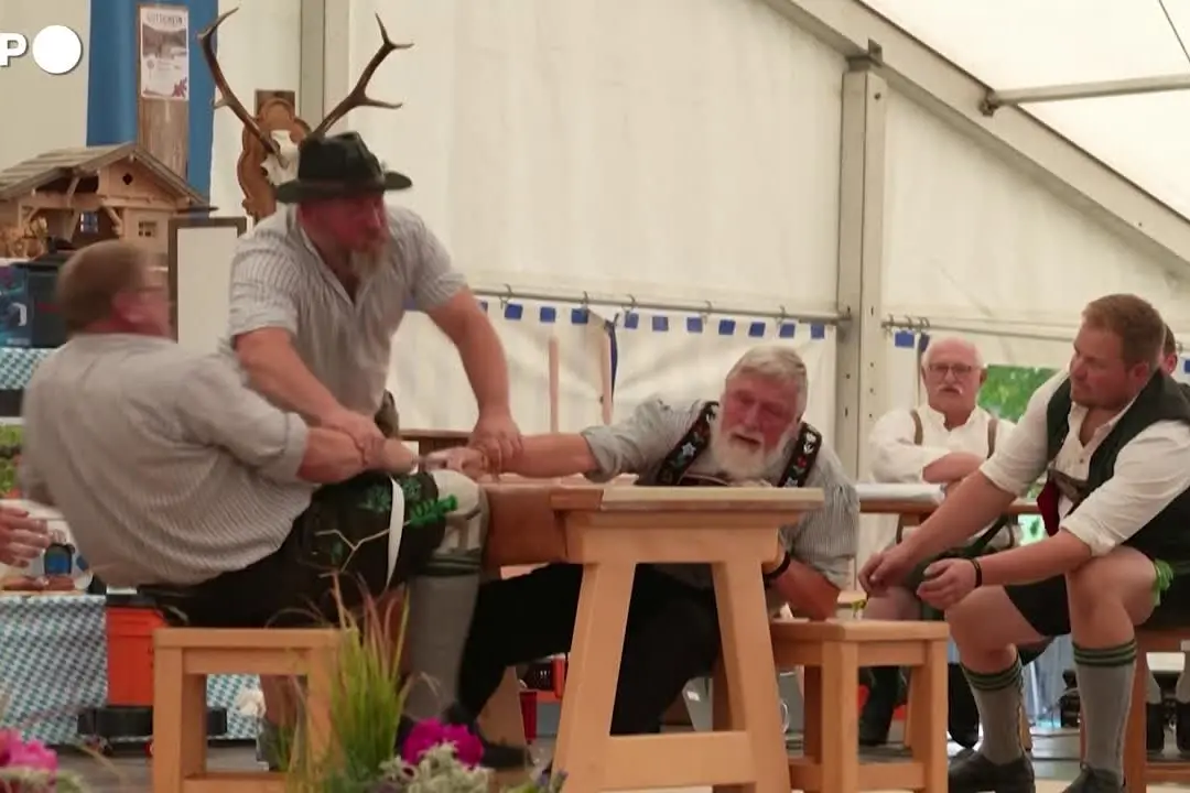 In Baviera la sfida è a colpi di dita: i German Finger Wrestling Championships