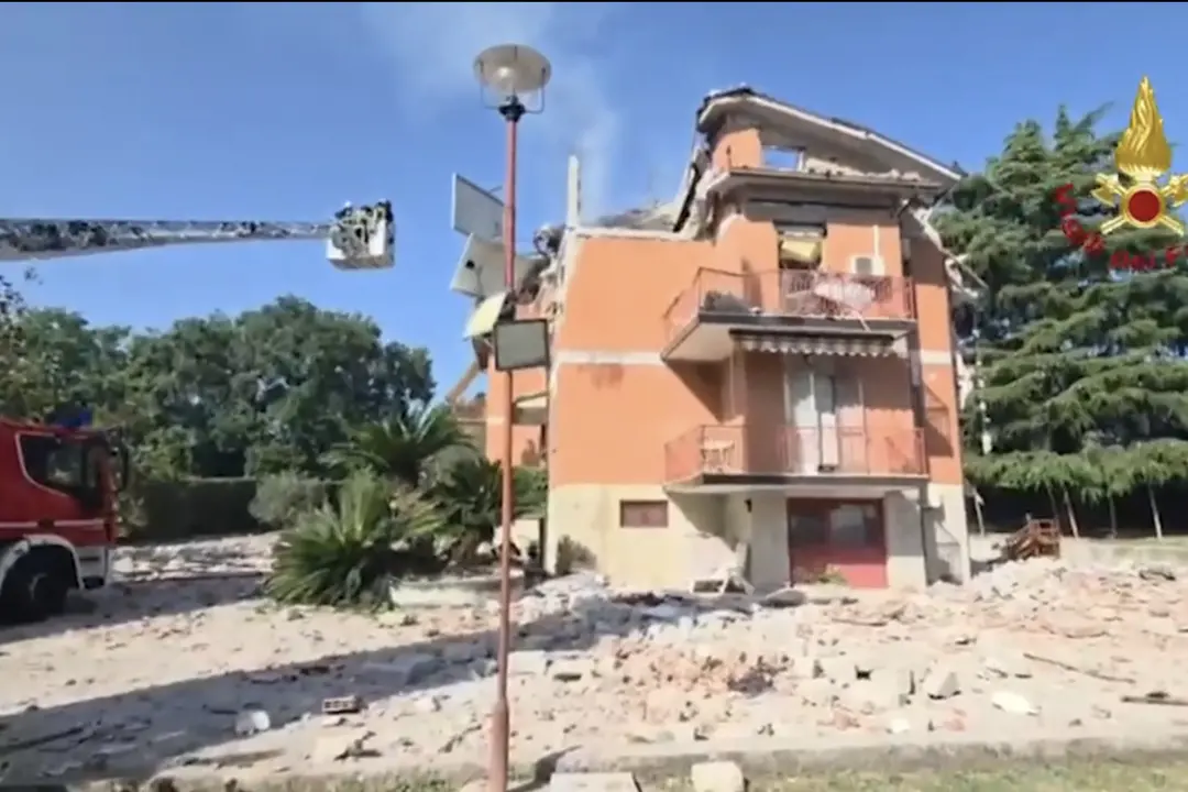 Crolla il tetto di una palazzina dopo un'esplosione, due ustionati gravi