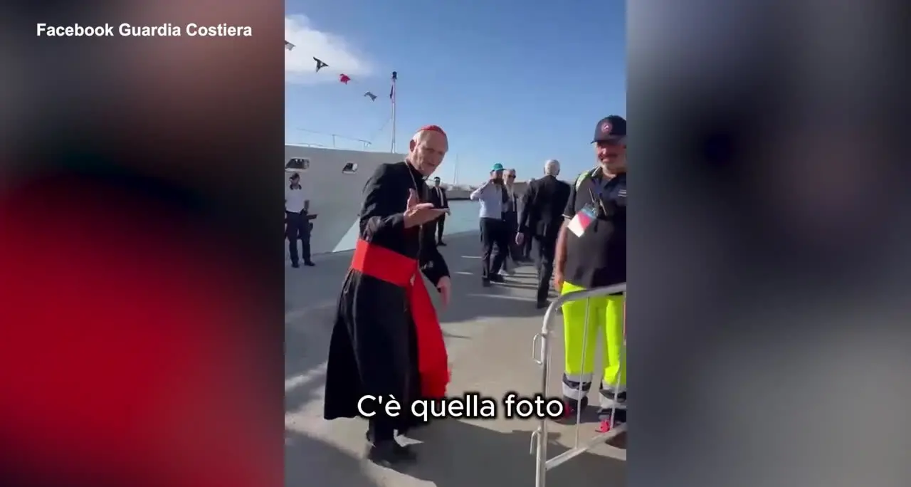 Il soccorritore che diede le sue calze a un bimbo migrante, Zuppi: \"Quella è umanità\"