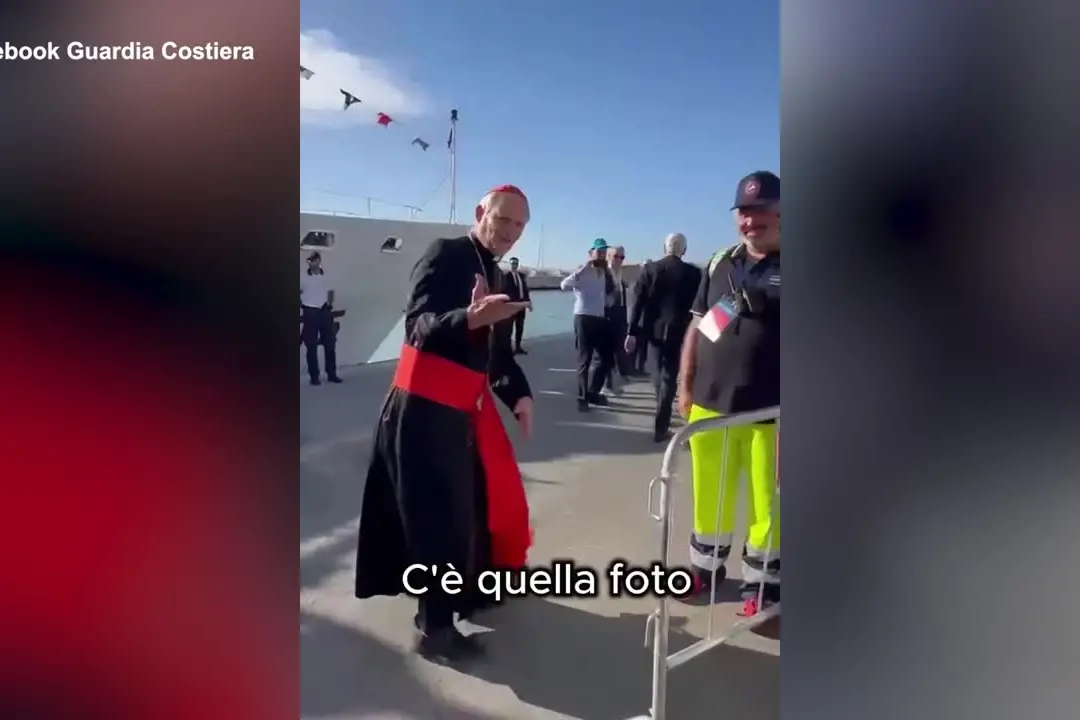Il soccorritore che diede le sue calze a un bimbo migrante, Zuppi: \"Quella è umanità\"