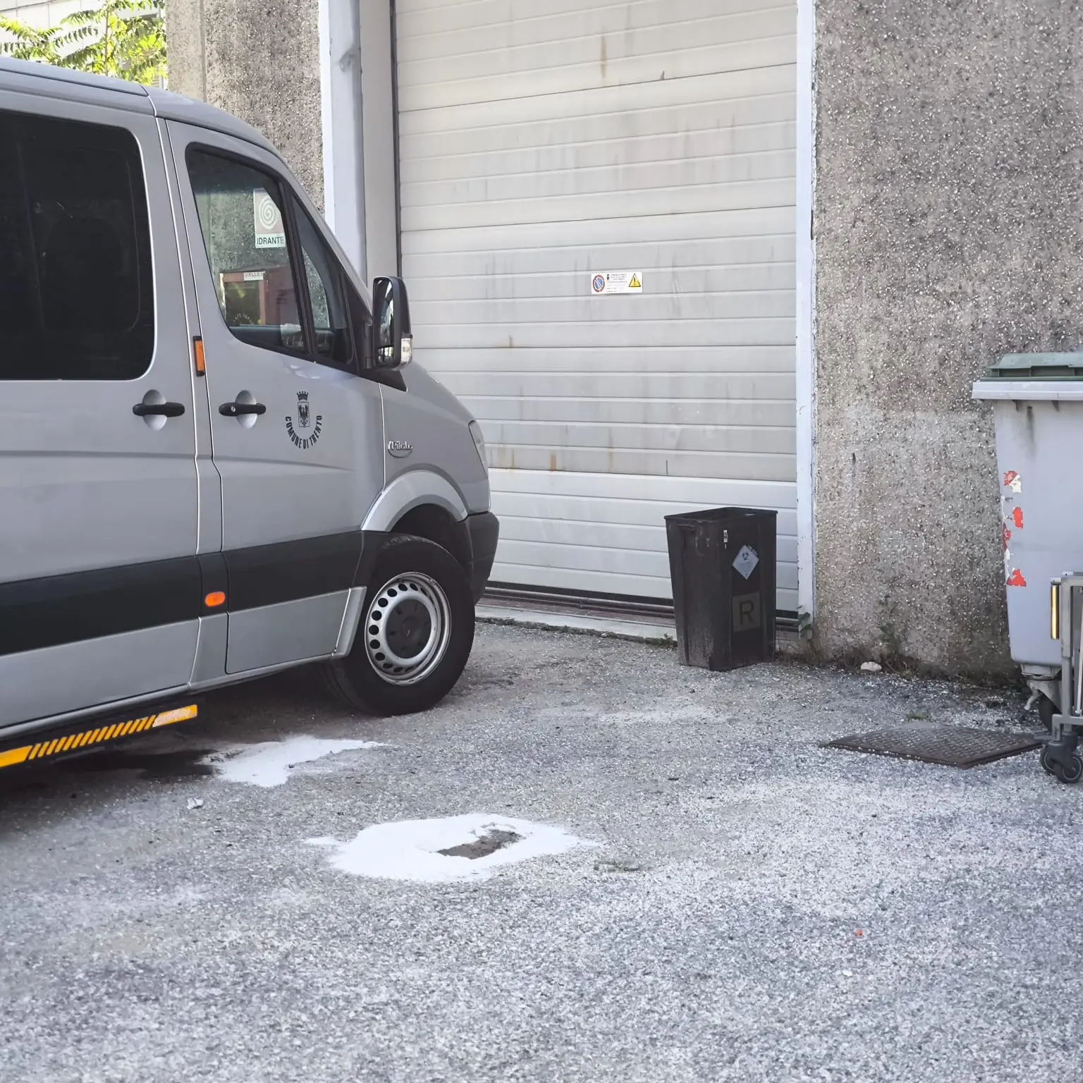 Esplode la batteria di un furgone al cimitero di Trento: ustionati al volto due operai