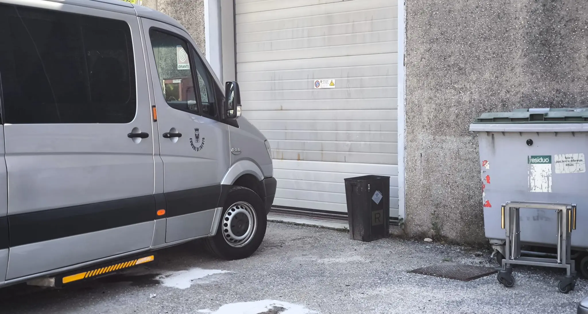 Esplode la batteria di un furgone al cimitero di Trento: ustionati al volto due operai