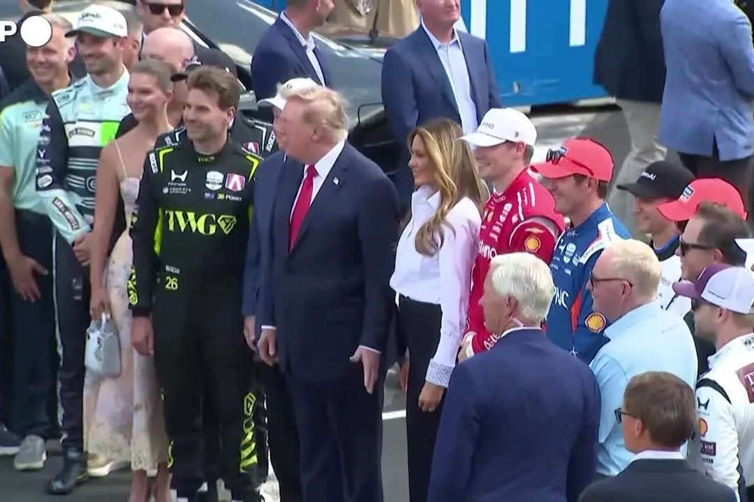 Giro d'onore per Trump e Melania prima del gran premio Indycar a Washington
