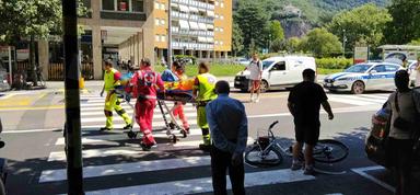 Ciclista travolge una donna sulle strisce in via Roma a Bolzano: entrambi all’ospedale