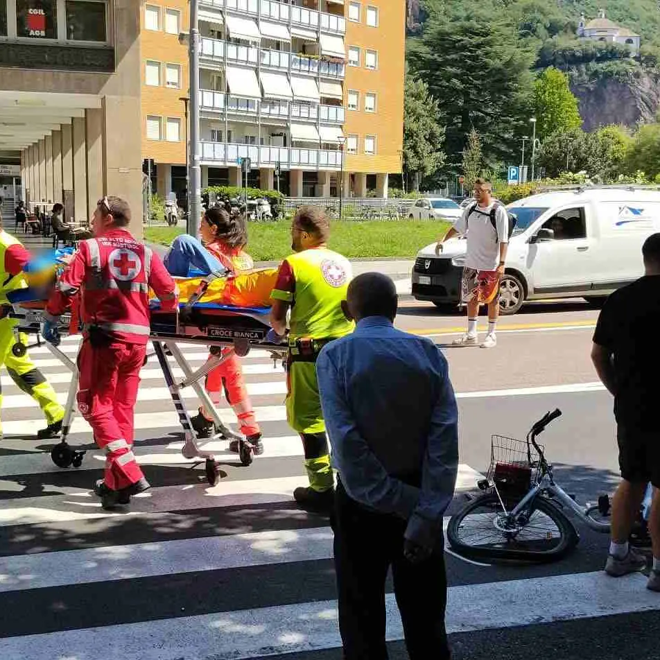 Ciclista travolge una donna sulle strisce in via Roma a Bolzano: entrambi all’ospedale