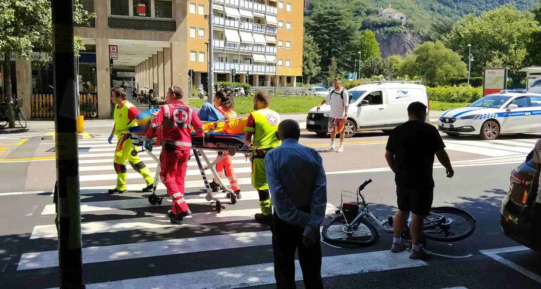 Ciclista travolge una donna sulle strisce in via Roma a Bolzano: entrambi all’ospedale