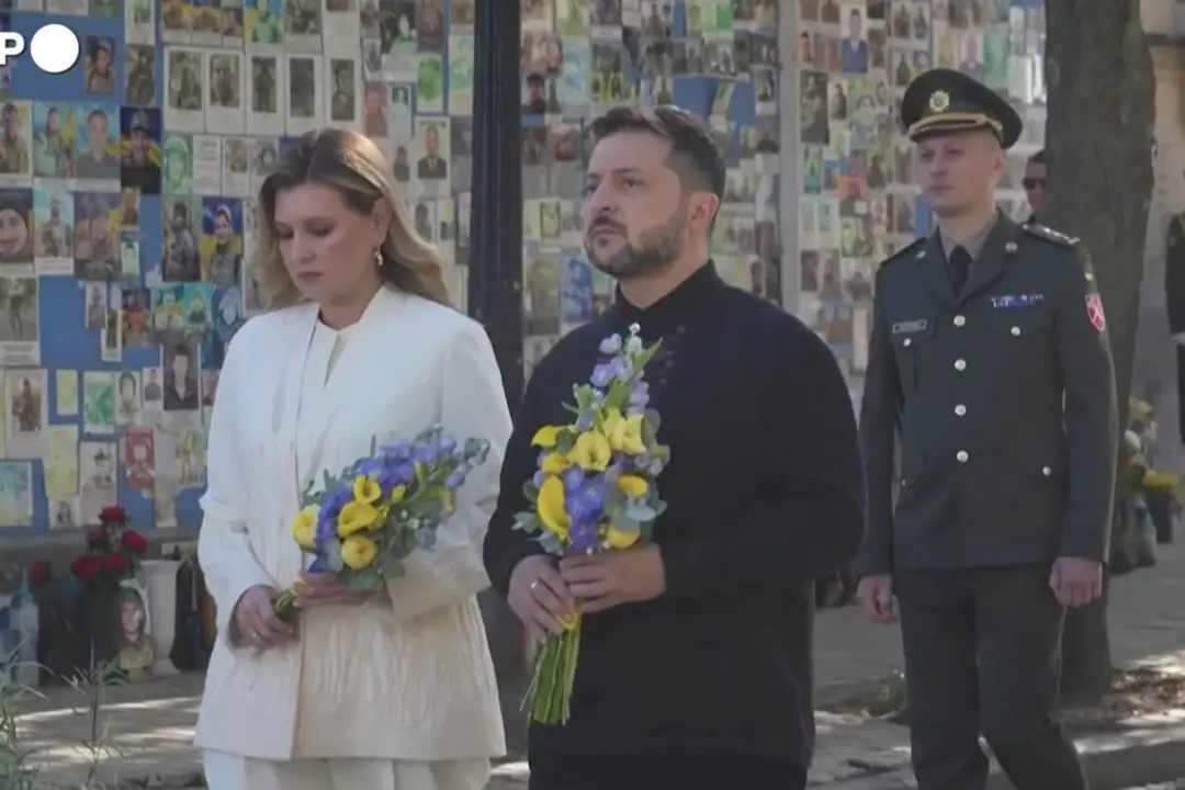 Zelensky rende omaggio ai caduti nel Giorno dell’Indipendenza dell'Ucraina
