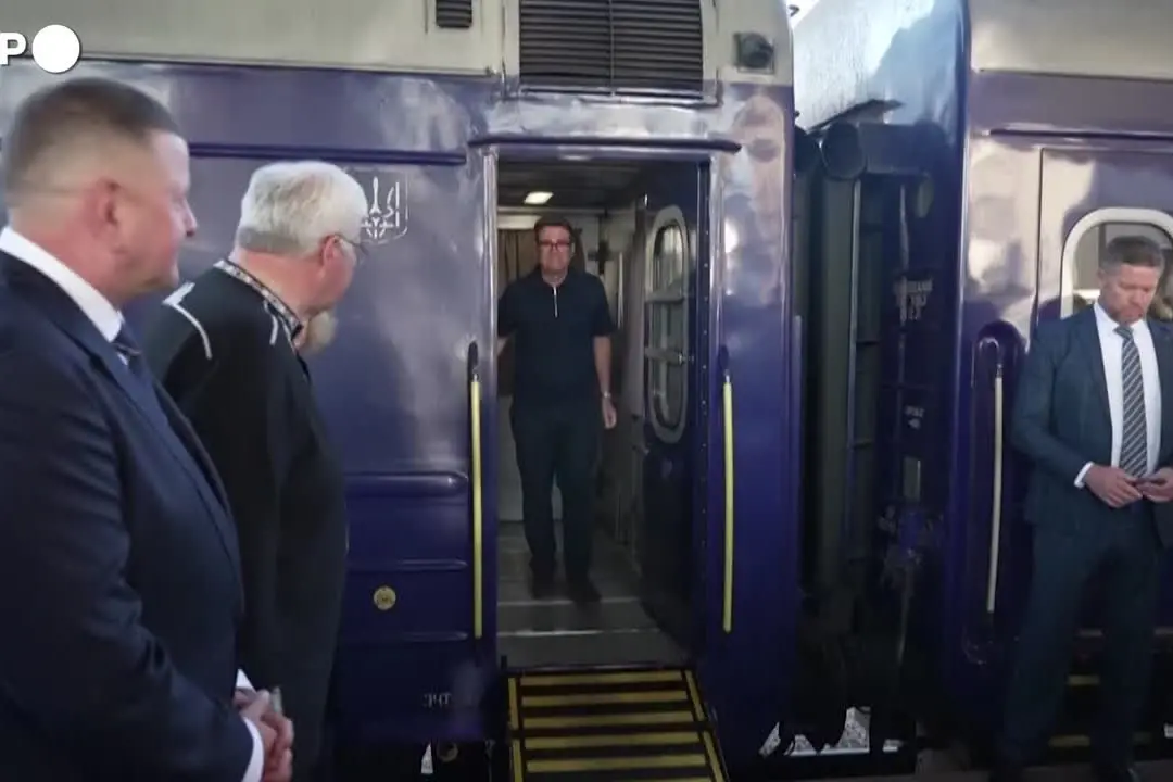 Il premier britannico Burnham a Kiev, l'arrivo in treno