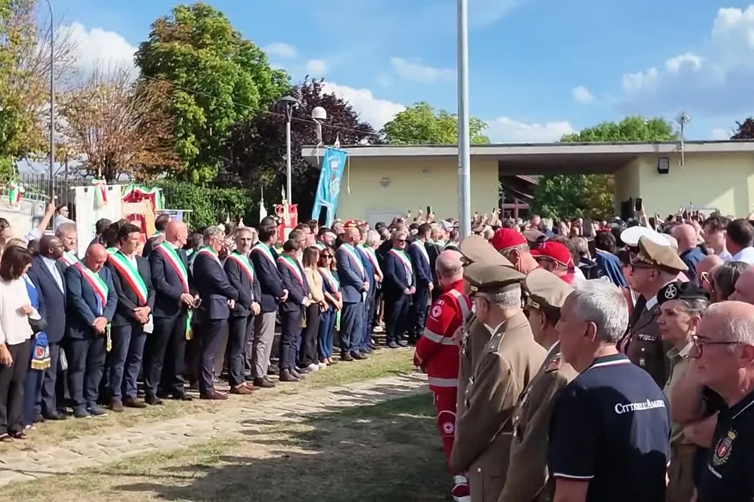 Meloni ad Amatrice, applausi e poi il raccoglimento per le vittime