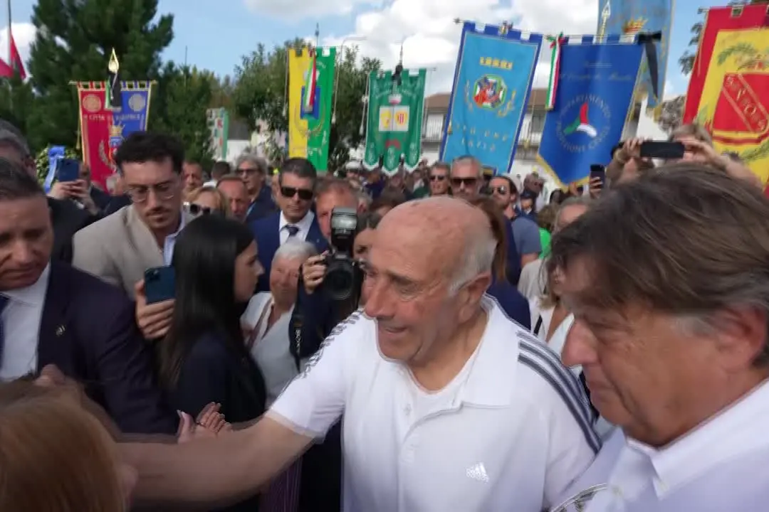 Meloni ad Amatrice, il saluto toccante a un cittadino: \"Non mi far commuovere\"