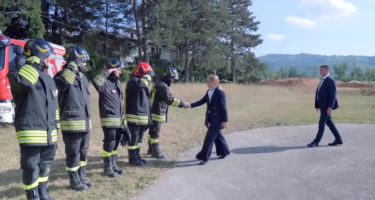 Meloni ad Amatrice tra gli applausi, poi la messa celebrata dal cardinale Zuppi